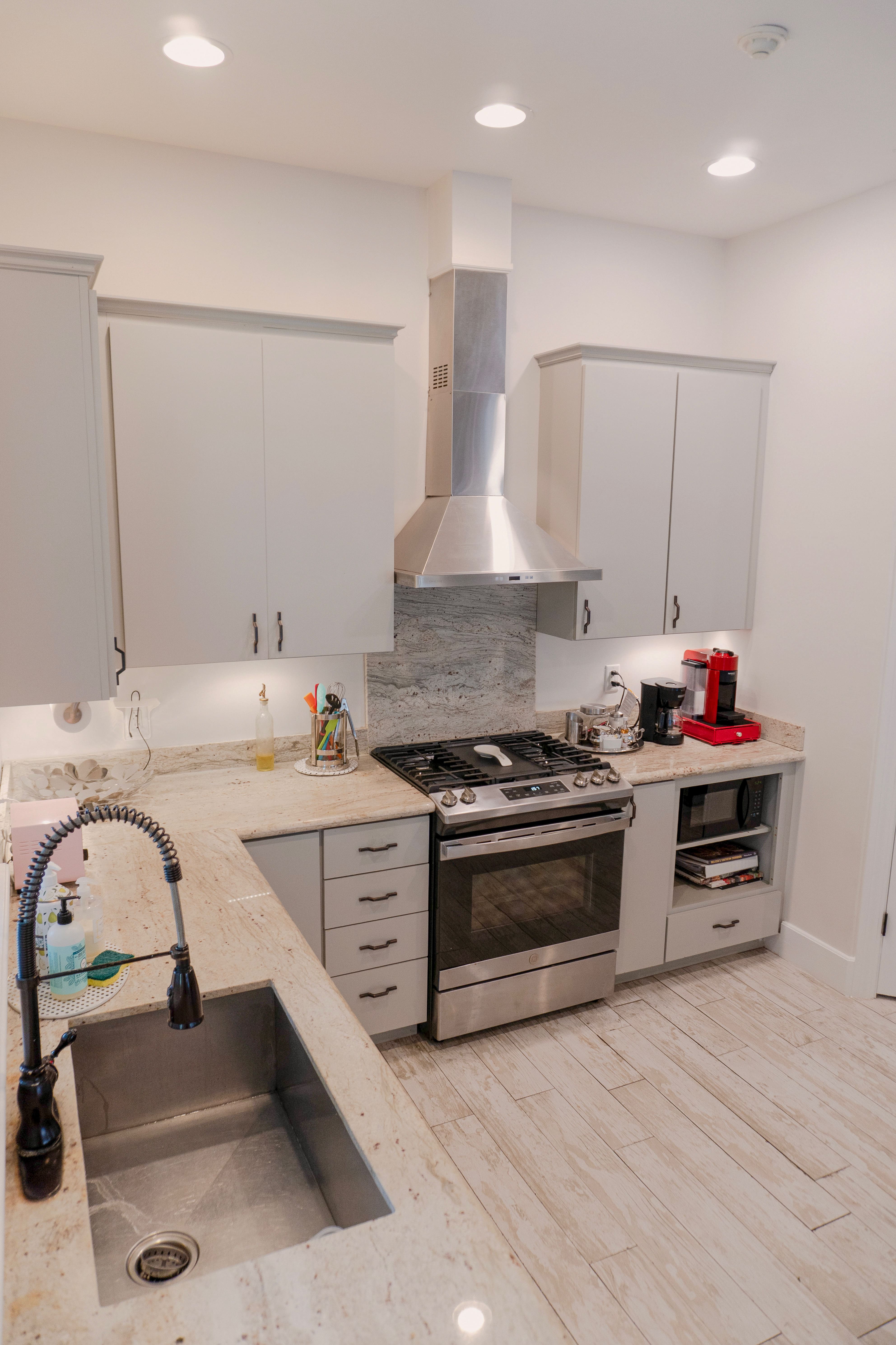 Garden Patio Bridal Suite — full kitchen with granite counters, gas range, and coffee station